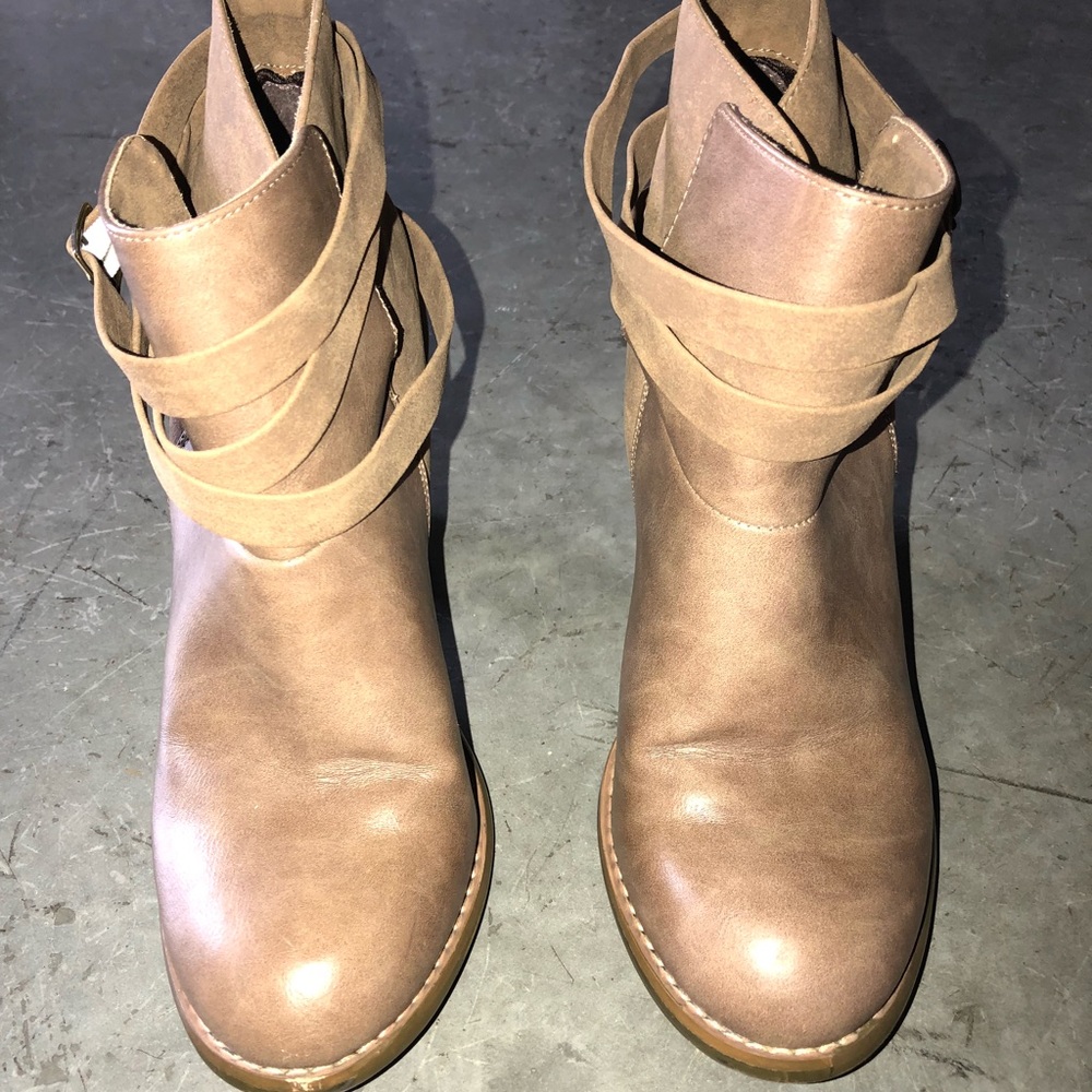 Tan Booties with heel and buckle on the side 👢💫